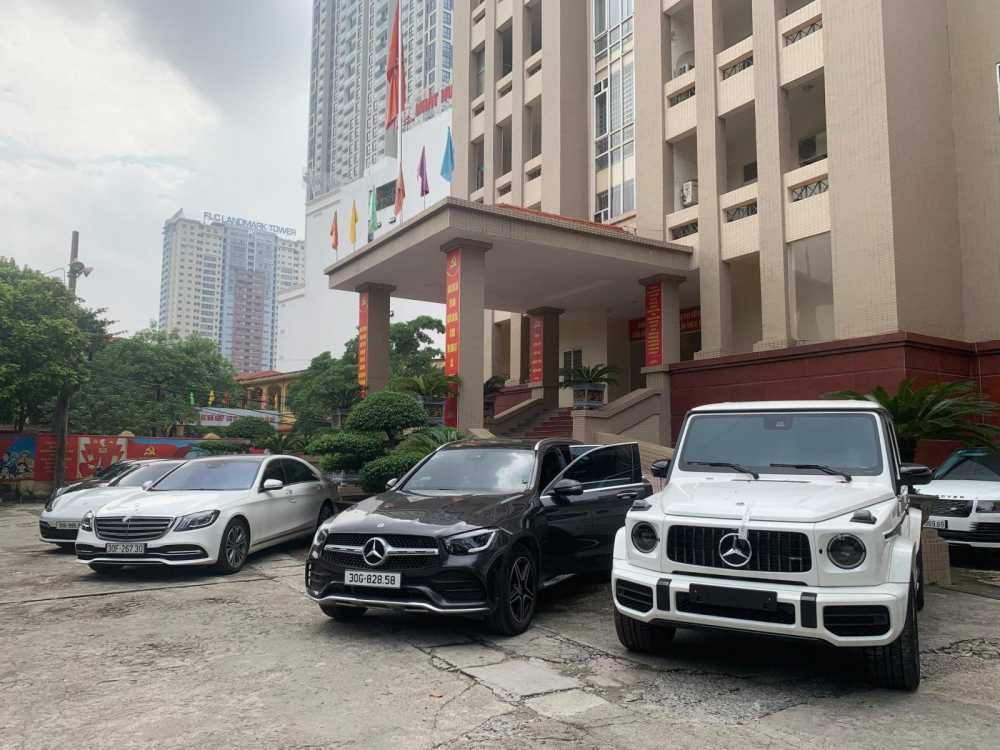 Bức ảnh n&agrave;y cho thấy 1 chiếc xe Range Rover m&agrave;u trắng đỗ ph&iacute;a sau Mercedes-AMG G63 m&agrave;u trắng, ngo&agrave;i ra c&ograve;n c&oacute; Mercedes-Benz GLC 300, Mercedes-Benz S450 m&agrave;u trắng v&agrave; 1 cặp xe sang Porsche Panamera. Ri&ecirc;ng gi&aacute; trị của d&agrave;n xe n&agrave;y đ&atilde; tr&ecirc;n 45 tỷ đồng