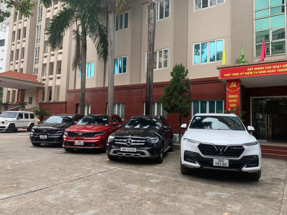 Từ phải sang l&agrave; VinFast LUX SA2.0, Mercedes-Benz GLC c&ugrave;ng cặp Kia Sorento, d&agrave;n xe n&agrave;y c&oacute; gi&aacute; từ 1 tỷ đến 2,3 tỷ đồng