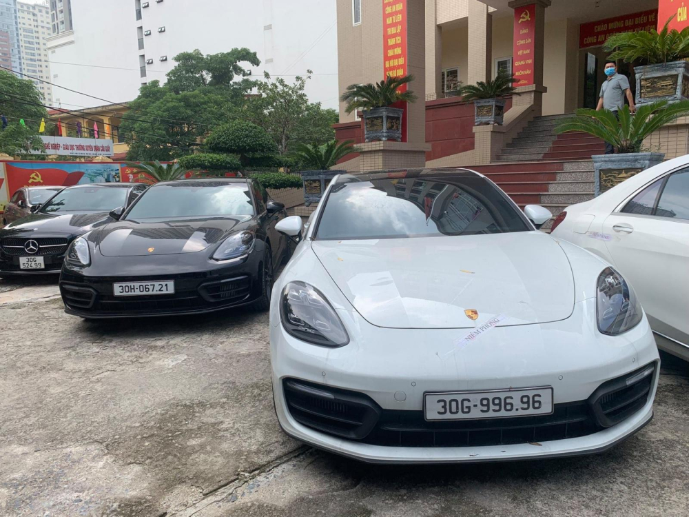 Chiếc xe Porsche Panamera màu trắng, biển 30G-996.96 bị công an thu giữ Chiếc xe Porsche Panamera màu trắng, biển 30G-996.96 bị công an thu giữ