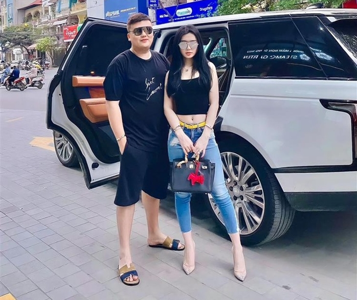 Hot girl này cũng từng chia sẻ chụp ảnh cùng hôn phu bên cạnh xe Range Rover đắt tiền Hot girl này cũng từng chia sẻ chụp ảnh cùng hôn phu bên cạnh xe Range Rover đắt tiền