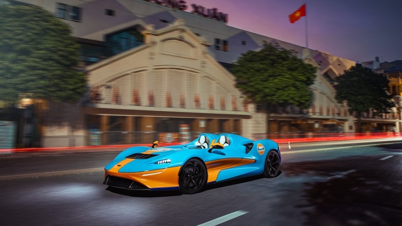 Chiếc xe McLaren Elva này ngoài tiêu chuẩn 4 không còn có không động cơ, không điện và trong ảnh này còn cho ra cảm giác xe chạy không cần người