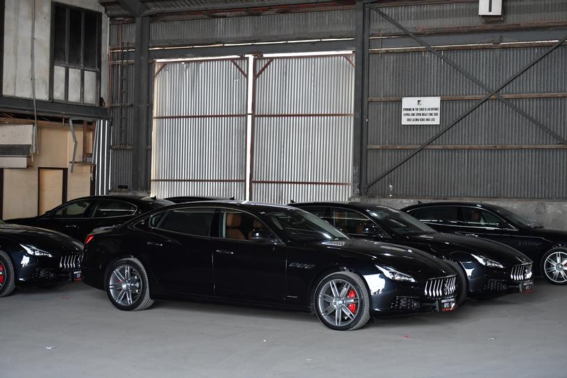 Những chiếc Maserati Quattroporte nằm trong kho tại cảng Moresby Những chiếc Maserati Quattroporte nằm trong kho tại cảng Moresby