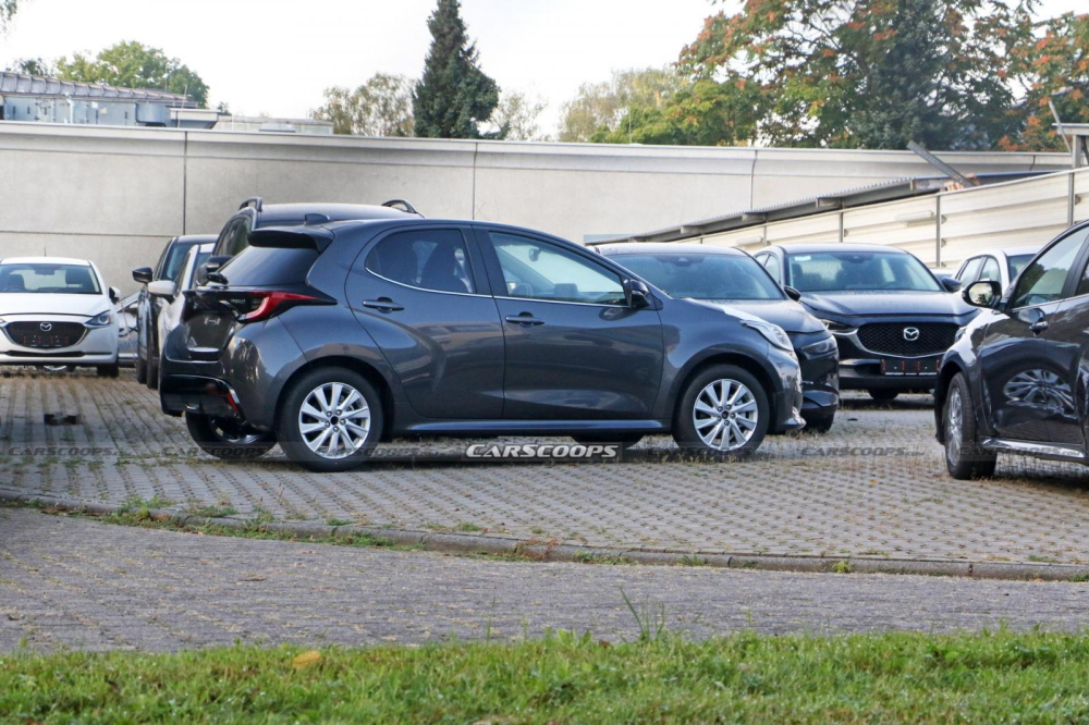Chiếc Mazda2 2023 được vây quanh bởi những chiếc ô tô Mazda khác