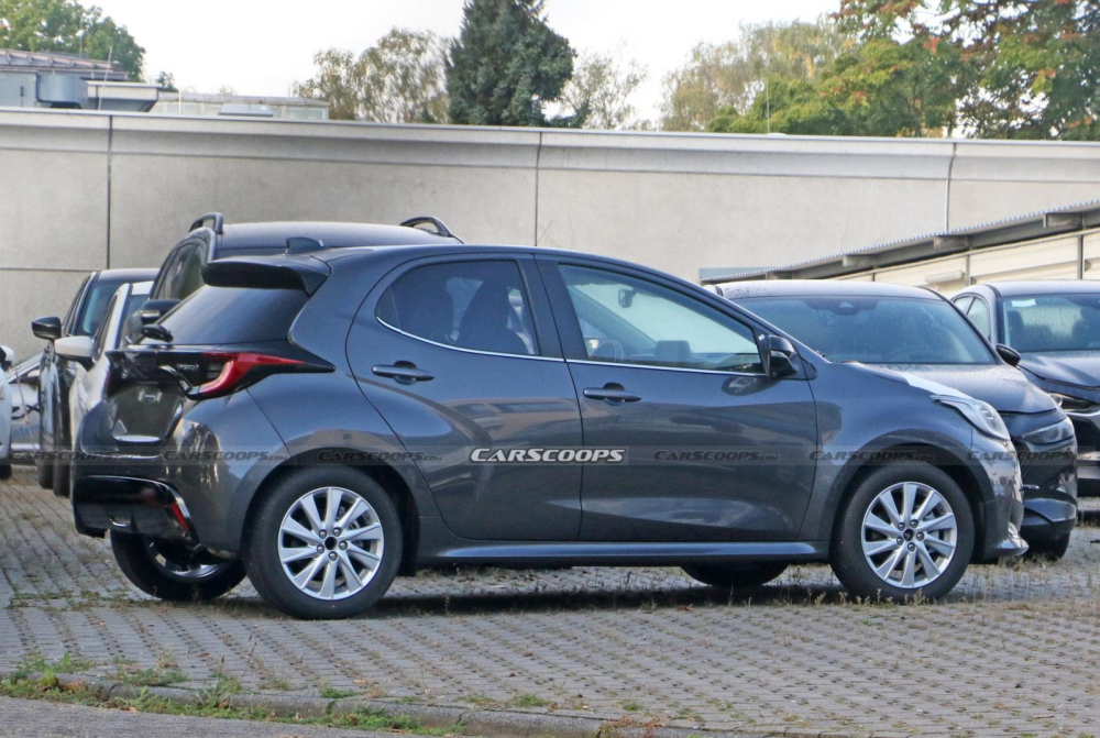 Mazda2 2023 bị bắt gặp khi chạy thử, thiết kế giống hệt Toyota Yaris