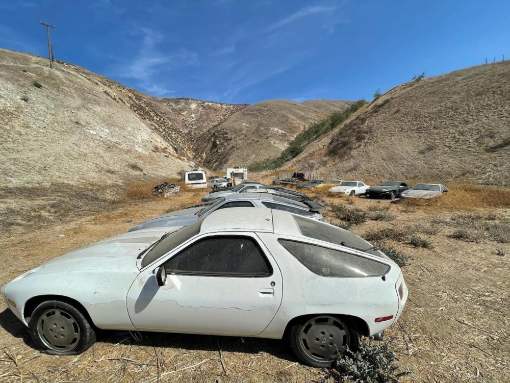 Bụi phủ đầy bên ngoài những chiếc Porsche 928
