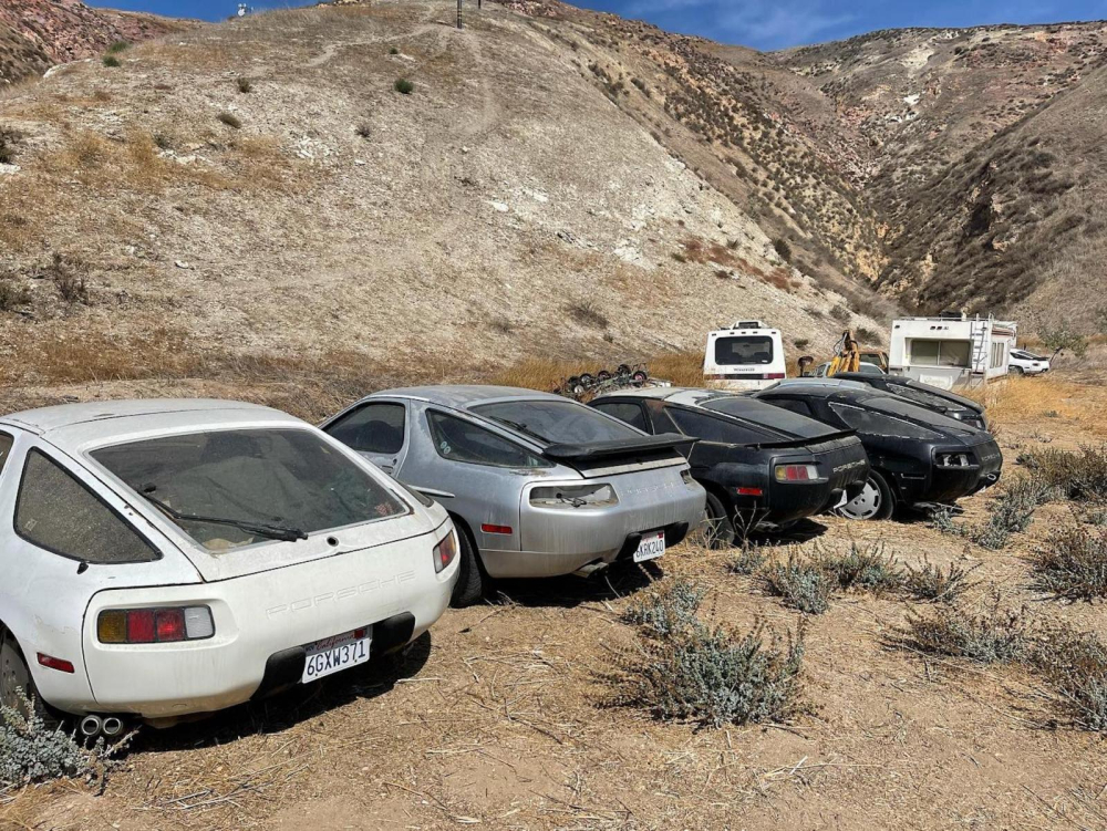 Có chiếc Porsche 928 bị mất bộ phận như đèn hậu