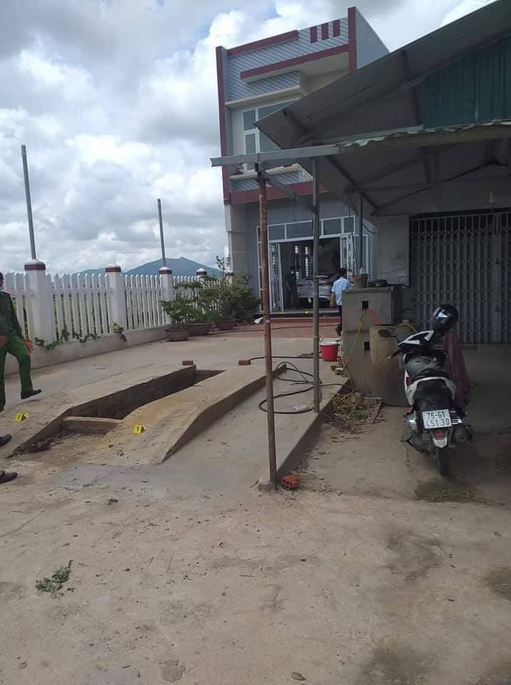 Chiếc &ocirc; t&ocirc; đang leo l&ecirc;n cầu th&igrave; lao v&agrave;o nh&agrave; của chủ cửa h&agrave;ng rửa xe 