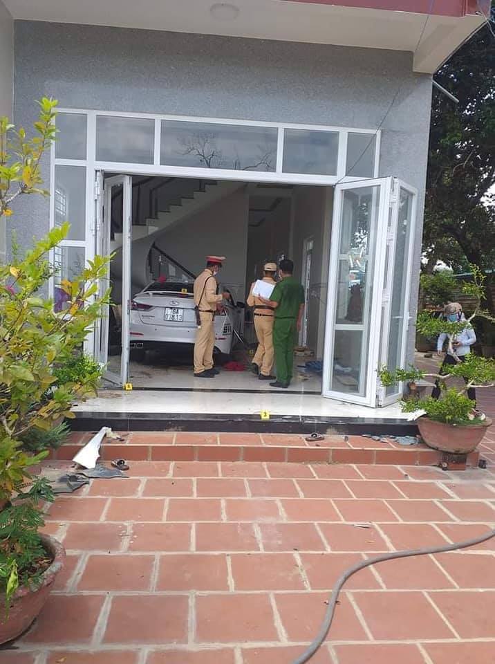 Lực lượng chức năng c&oacute; mặt tại hiện trường vụ tai nạn