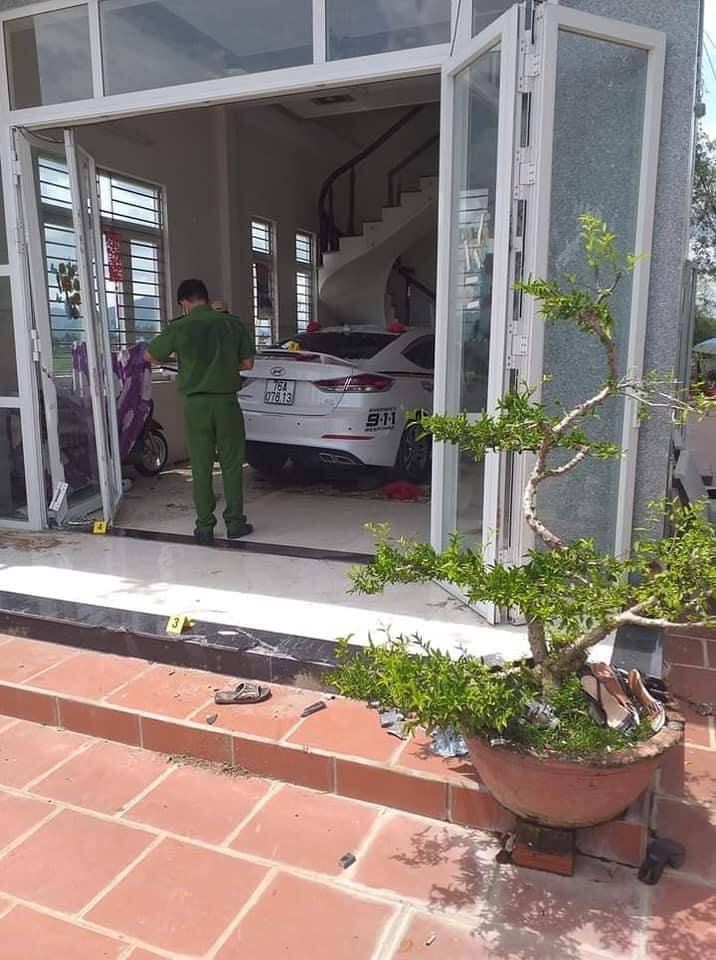 Chiếc &ocirc; t&ocirc; lao v&agrave;o ph&ograve;ng kh&aacute;ch của ng&ocirc;i nh&agrave;