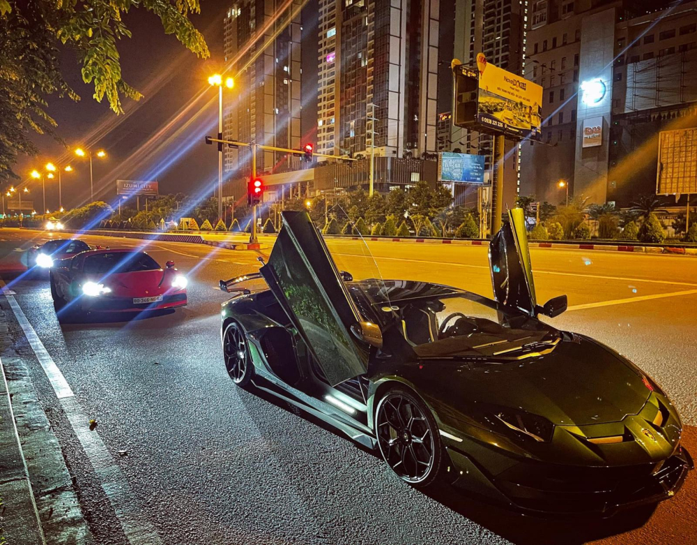 Chiếc siêu xe Lamborghini Aventador SVJ tung cánh cùng với Ferrari SF90 Stradale và McLaren 720S phía sau