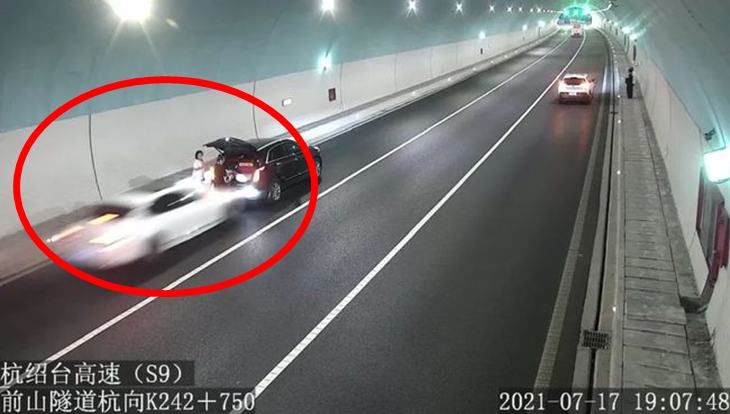 Còn đây là khoảnh khắc xe Volvo tông thẳng vào đuôi xe Cadillac khi người mẹ đang loay hoay tìm đồ ở trong cốp xe, cô con gái 12 tuổi mặc áo thun trắng đứng ngay bên cạnh