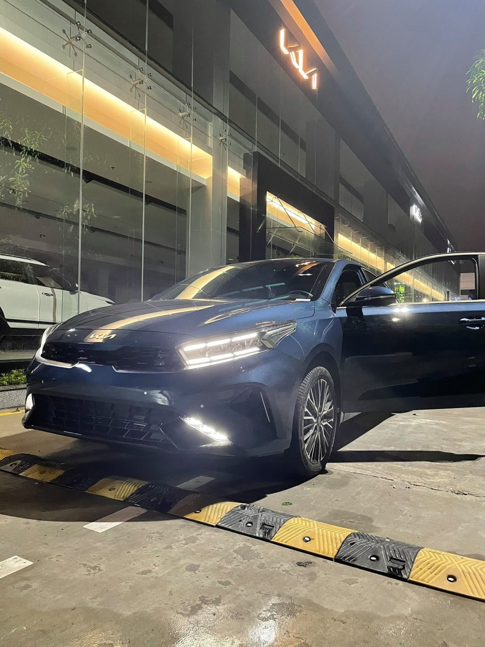 Kia K3 2022 thuộc phiên bản nâng cấp giữa vòng đời nhưng vẫn có nhiều cái tiến về thiết kế, ấn tượng nhất vẫn là cụm đèn chiếu sáng phía trước mới.