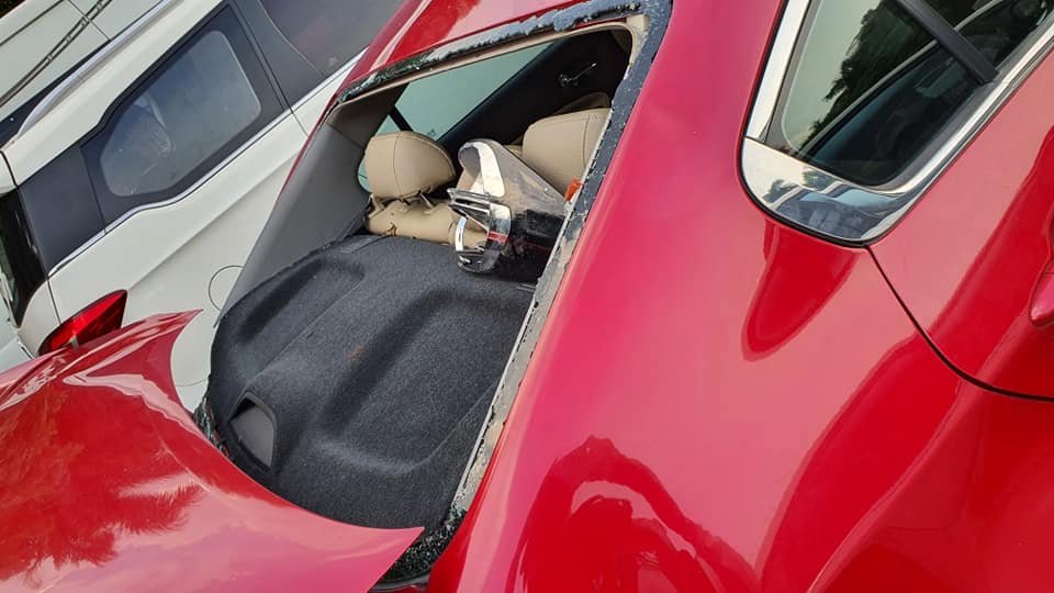 K&iacute;nh sau của chiếc Kia Cerato bị vỡ n&aacute;t
