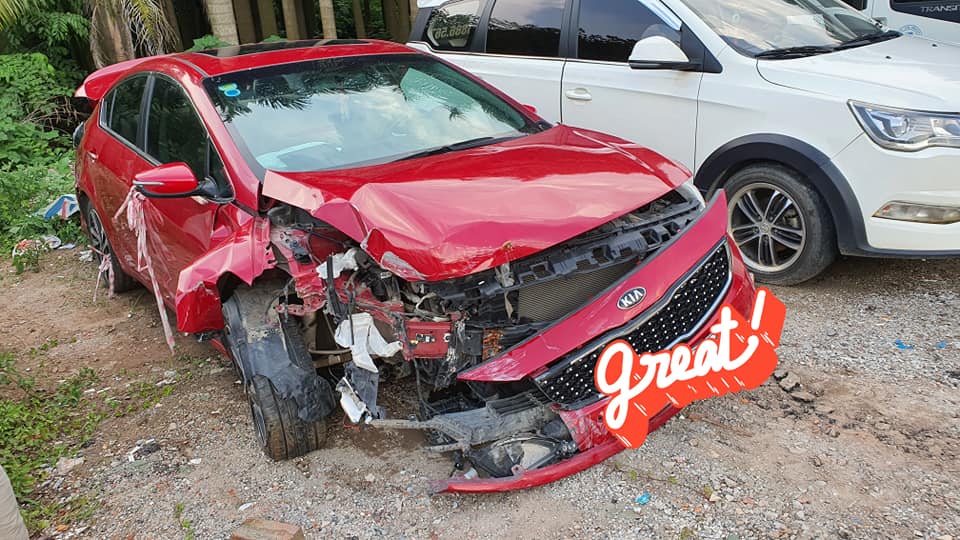 Chiếc Kia Cerato n&agrave;y đ&atilde; bị tai nạn v&agrave; hư hỏng kh&aacute; nặng
