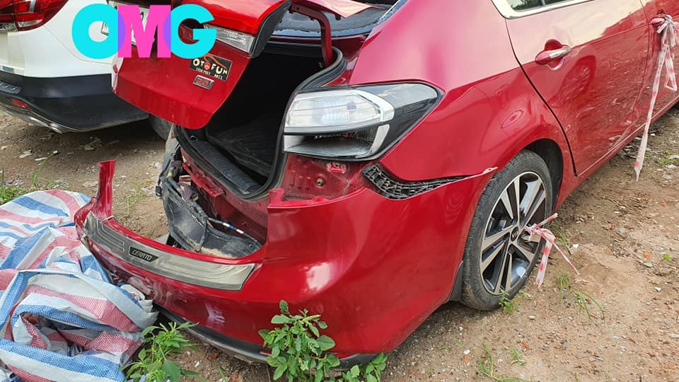 Phần đu&ocirc;i xe của chiếc Kia Cerato cũng đ&atilde; bị hư hỏng