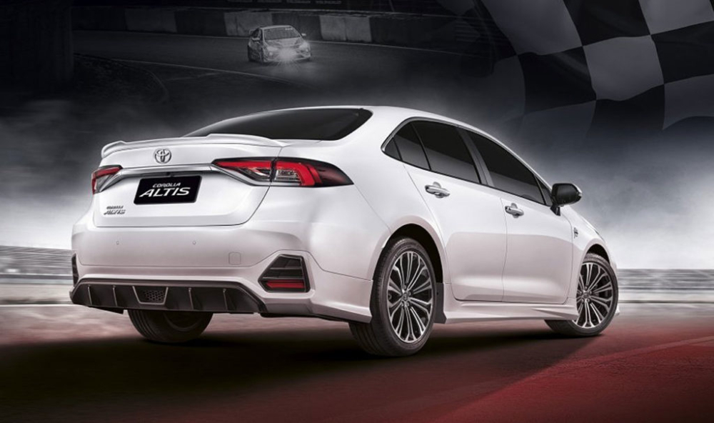 Toyota Corolla Altis có thêm khe gió giả trên cản sau và bộ khuếch tán gió cỡ lớn nhờ gói Nurburgring