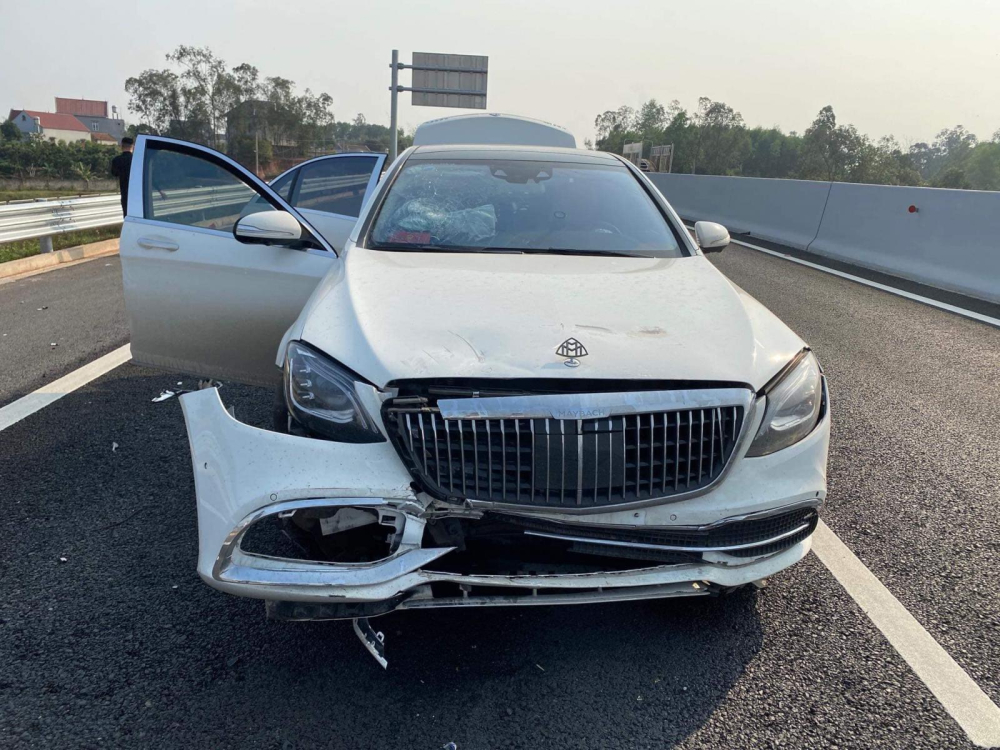 Hoàng Tử Gió từng thoát chết trong vụ tai nạn trên cao tốc cùng với chiếc xe sang Mercedes-Benz S-Class độ Maybach Hoàng Tử Gió từng thoát chết trong vụ tai nạn trên cao tốc cùng với chiếc xe sang Mercedes-Benz S-Class độ Maybach