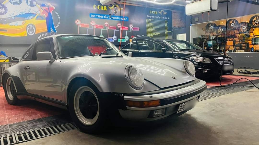 Porsche 930 Turbo lúc còn mang màu bạc