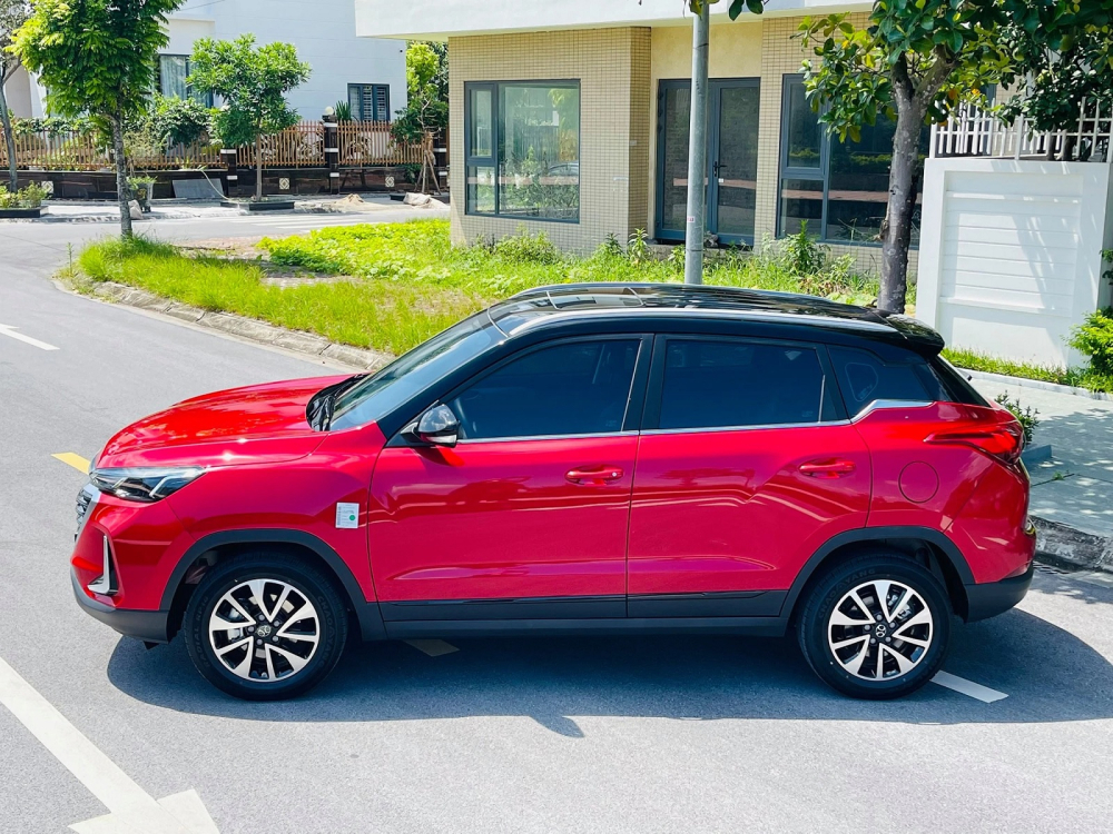 Thiết kế của Beijing X3 có nhiều điểm giống X7 nhưng phần lưới tản nhiệt khá lớn, có viền sơn mạ bạc.