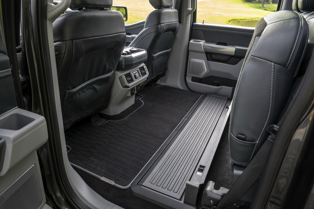 H&agrave;ng ghế sau của Ford F-150 2021 c&oacute; thể gập gọn