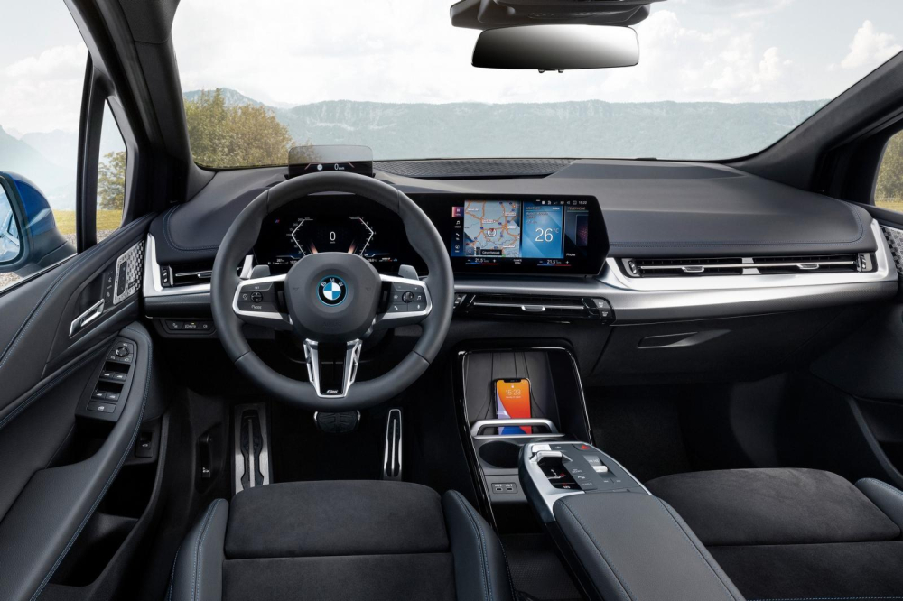 BMW 2-Series Active Tourer 2022 đi kèm vô lăng thể thao bọc da