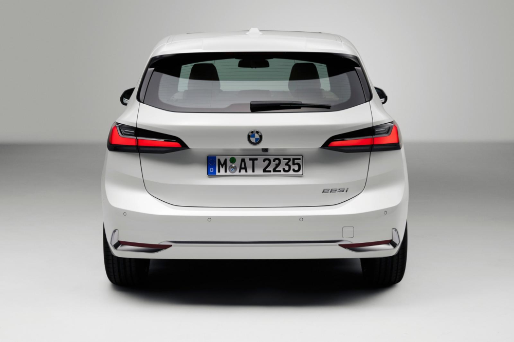 BMW 2-Series Active Tourer 2022 nhìn từ phía sau