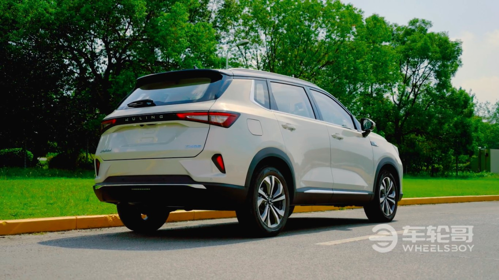 Wuling Asta 2021 nh&igrave;n từ ph&iacute;a sau