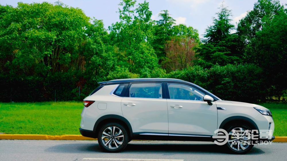 Wuling Asta 2021 kh&ocirc;ng được trang bị n&oacute;c dốc về ph&iacute;a sau theo xu hướng hiện nay