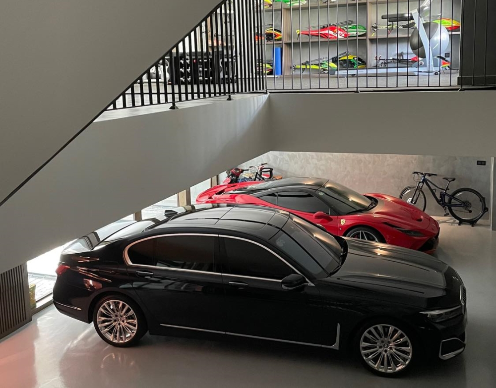 Thay vào đó là chiếc xe sang BMW 740Li Pure Excellence được sử dụng Thay vào đó là chiếc xe sang BMW 740Li Pure Excellence được sử dụng