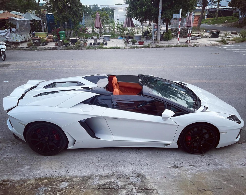Còn chiếc xe Lamborghini Aventador LP700-4 Roadster được bọc lại nội thất Còn chiếc xe Lamborghini Aventador LP700-4 Roadster được bọc lại nội thất