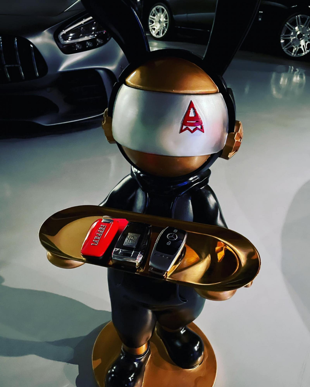 Không chọn chìa khóa xe Ferrari F8 Tributo, Rolls-Royce hay Mercedes-AMG GTR  Không chọn chìa khóa xe Ferrari F8 Tributo, Rolls-Royce hay Mercedes-AMG GTR