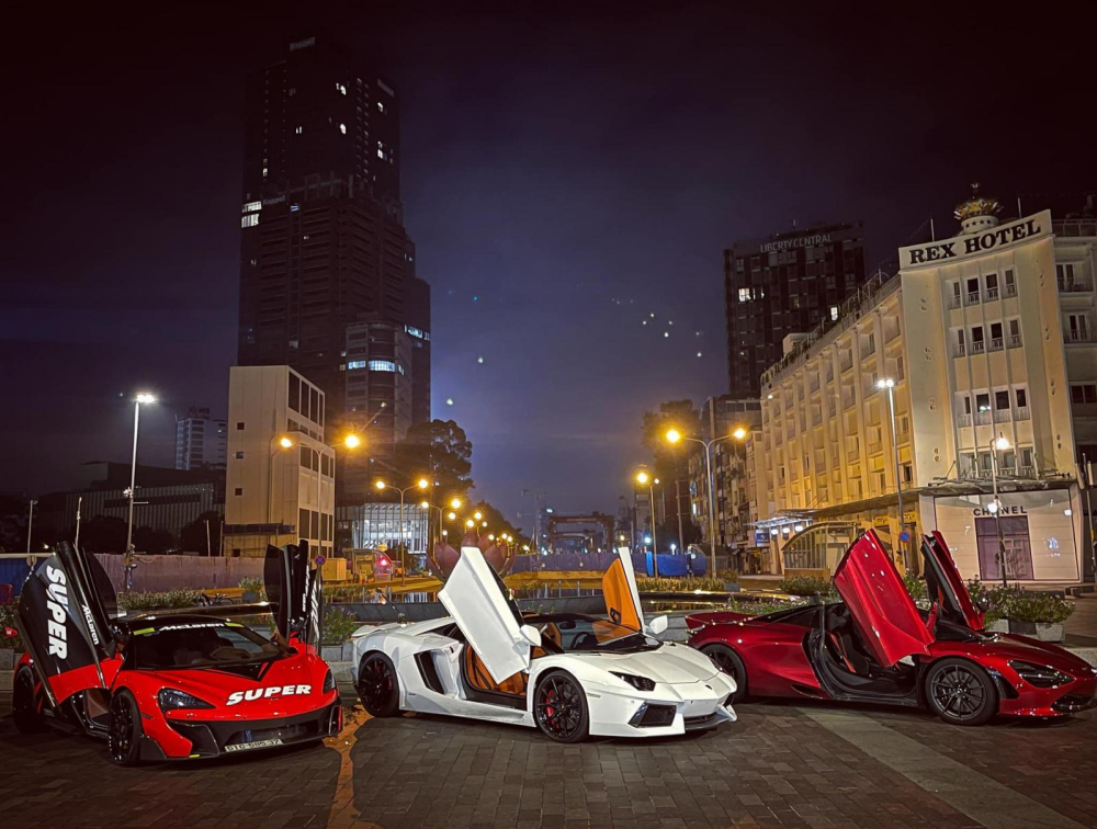 Cặp đôi McLaren và đỗ giữa là Lamborghini Aventador LP700-4 Roadster Cặp đôi McLaren và đỗ giữa là Lamborghini Aventador LP700-4 Roadster