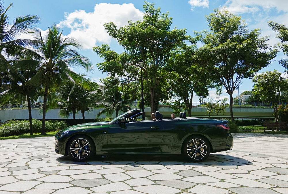 Kích thước tổng thể (D x R x C) của BMW 430i M Sport Convertible 2021 khi đóng mui là 4.768 x 1.852 x 1.384 mm.