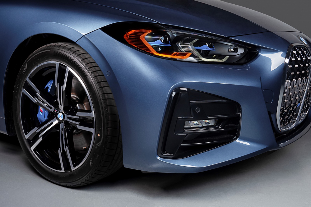 Kích thước tổng thể (D x R x C) của BMW 430i M Sport Convertible 2021 khi đóng mui là 4.768 x 1.852 x 1.384 mm.