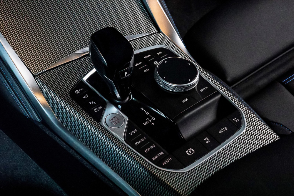 Khu vực cần số và núm xoay điều chỉnh iDrive.