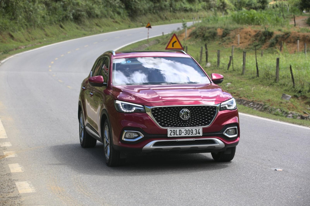 Nằm ở phân khúc C-SUV, MG HS cũng có giá bán hấp dẫn nhưng chưa thực sự hút khách do yếu tố nhập khẩu từ Trung Quốc.