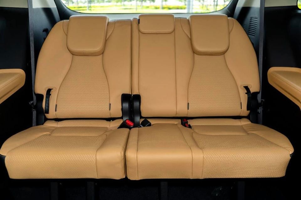 H&agrave;ng ghế thứ 3 của Kia Carnival 2022 c&oacute; thể gập phẳng nhằm gia tăng diện t&iacute;ch khoang h&agrave;nh l&yacute;.