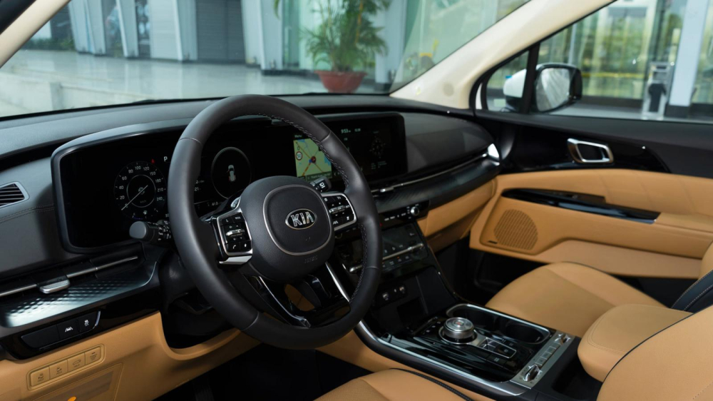 Nội thất của Kia Carnival 2022 sẽ c&oacute; trang bị kh&aacute;c nhau theo từng phi&ecirc;n bản nhưng ghế da l&agrave; ti&ecirc;u chuẩn.