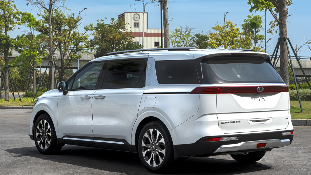 Logo khu vực đ&egrave;n hậu của Kia Carnival 2022 vẫn l&agrave; loại cũ.