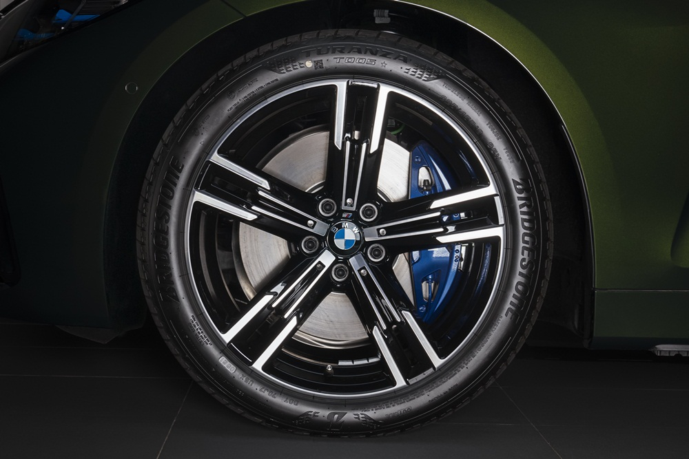Hệ thống phanh hiệu năng cao M Sport với kẹp phanh màu sơn xanh Hệ thống phanh hiệu năng cao M Sport với kẹp phanh màu sơn xanh