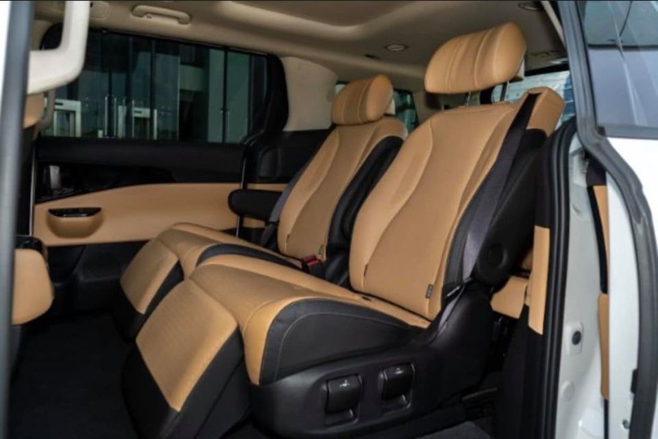 Kia Carnival 2022 bản 7 chỗ được trang bị ghế thương gia ở hàng thứ 2, có tính năng hạ, điều chỉnh điện, nhớ vị trí, sưởi/ làm mát và có đệm đỡ chân. Kia Carnival 2022 bản 7 chỗ được trang bị ghế thương gia ở hàng thứ 2, có tính năng hạ, điều chỉnh điện, nhớ vị trí, sưởi/ làm mát và có đệm đỡ chân.