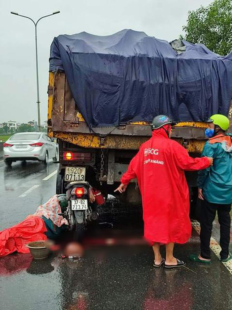 Chiếc xe máy dính chặt vào đuôi xe ben sau vụ tai nạn
