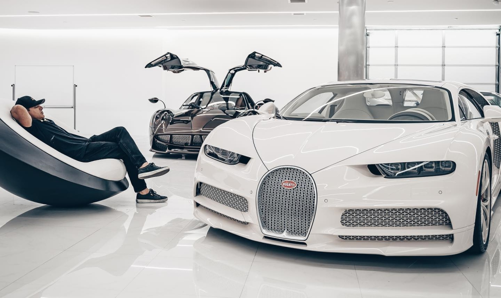 Trong khi đó Bugatti Chiron có giá tiêu chuẩn từ 2,6 triệu đô la Trong khi đó Bugatti Chiron có giá tiêu chuẩn từ 2,6 triệu đô la