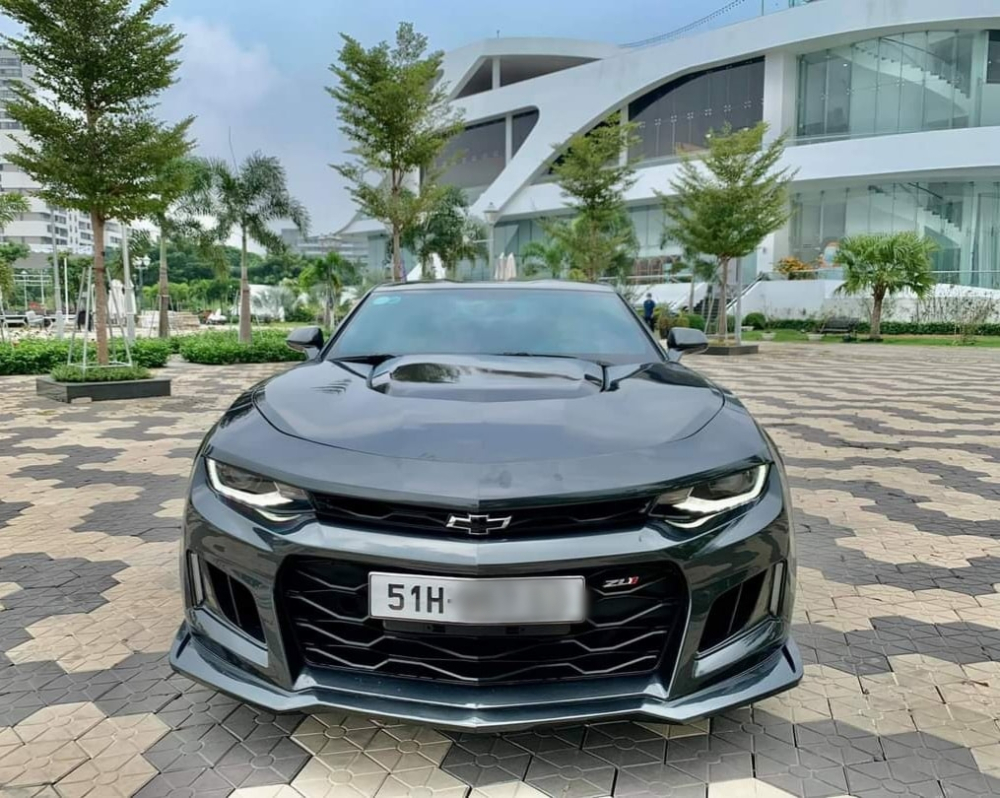 Ngoại h&igrave;nh xe đ&atilde; được l&ecirc;n body kit của bản ZL1