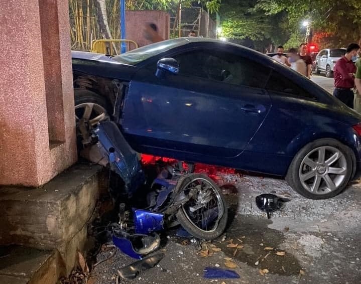 Audi TT t&ocirc;ng 1 người đi xe m&aacute;y trước khi lao v&agrave;o cổng s&acirc;n vận động ở Th&aacute;i Nguy&ecirc;n v&agrave;o tối qua