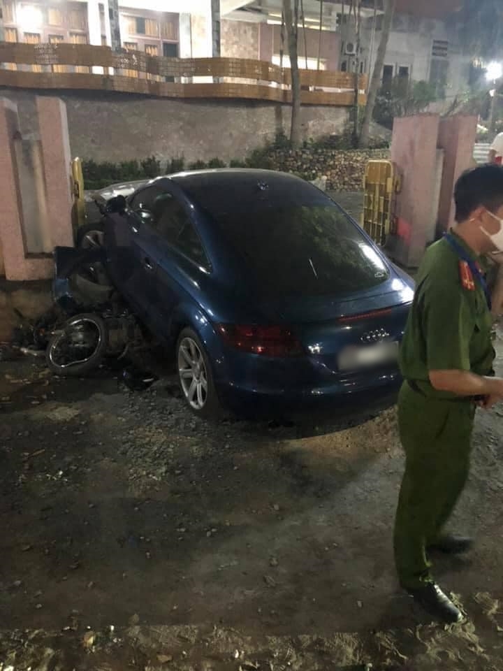 Lực lượng chức năng đang xử l&yacute; vụ tai nạn