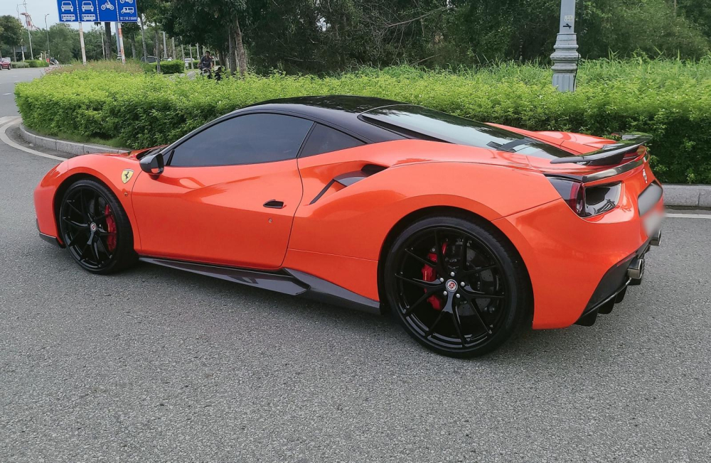 Chiếc xe đã được nâng cấp body kit carbon và mâm độ của HRE Chiếc xe đã được nâng cấp body kit carbon và mâm độ của HRE