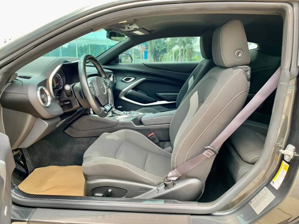 Nội thất chiếc xe Chevrolet Camaro 2017 độ ZL1 đang ch&agrave;o b&aacute;n