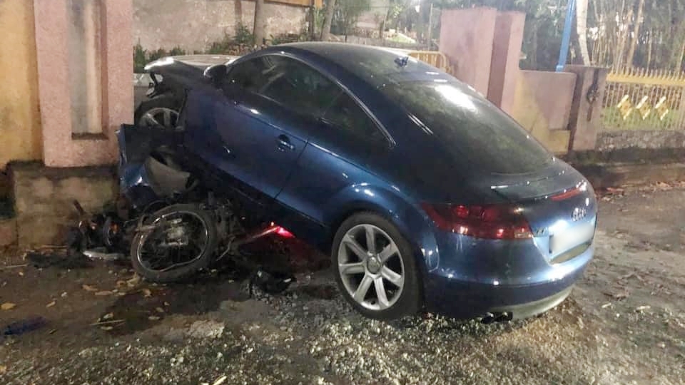 Chiếc xe Audi TT c&ugrave;ng xe m&aacute;y hư hỏng nặng