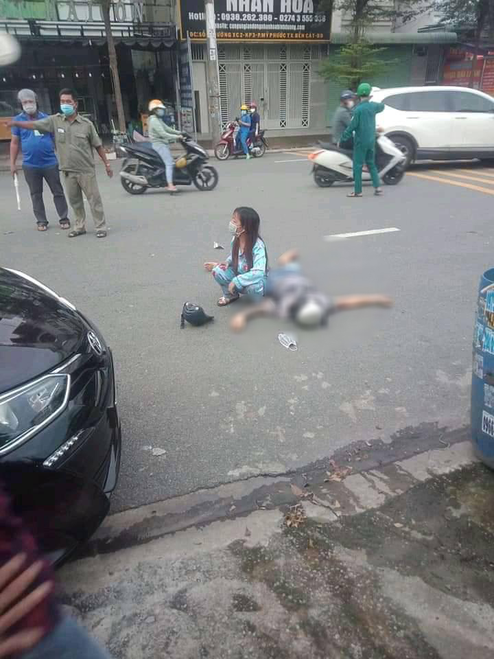 Người đi xe máy bị thương nặng, nằm bất động trên đường